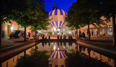 Was war denn da los? Ein Fesselballon im Schlosshof von Lichtenwalde