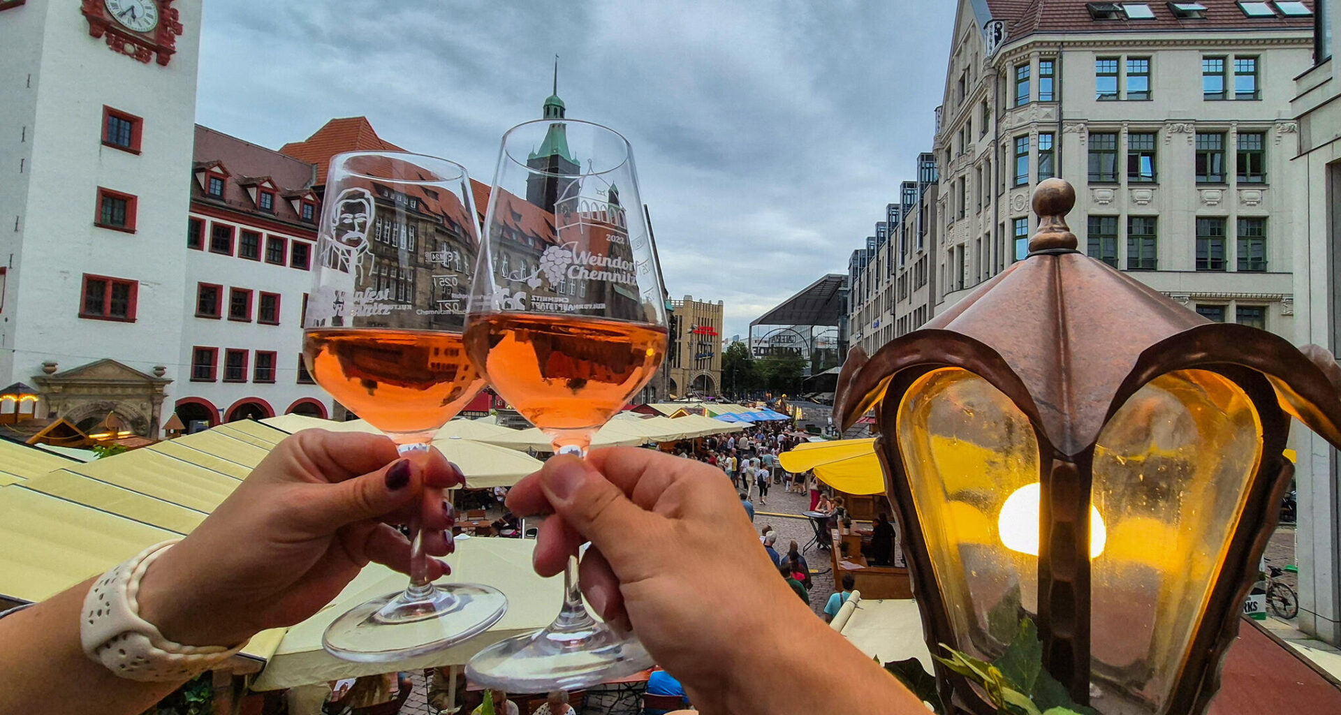 Musizieren, Tanzen und Feiern unter freiem Himmel
