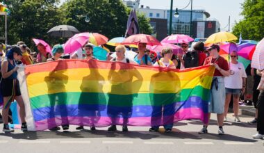 Queere Menschen feiern mit Paraden unter Polizeischutz
