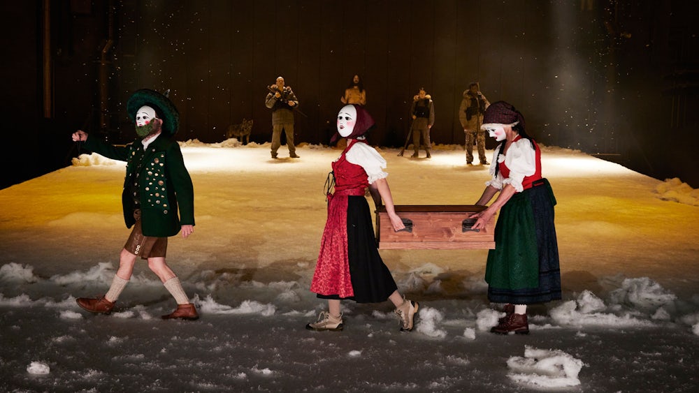 In mehreren Rollen unterwegs: Thorsten Danner, Elina Schkolnik und Adeline Schebesch (vorne von links) in „Heilig Blut“.