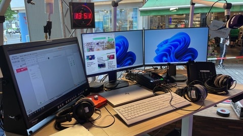 In dem SWR-PopUp Studio in der Mainzer Innenstadt stehen mehrere Bildschirme und Computer. Das Studio befindet sich in einem leerstehenden Geschäft.