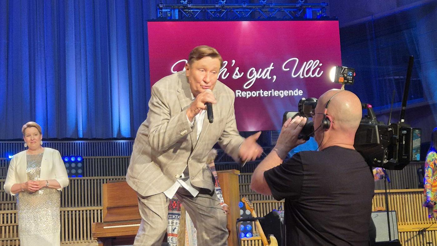 Das Mikro gibt er ungern aus der Hand