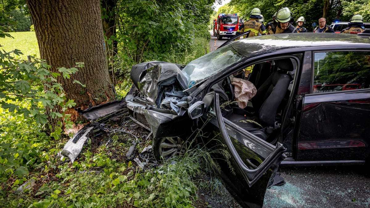 Frontalcrash gegen Baum – Mann nach Unfall in Lebensgefahr