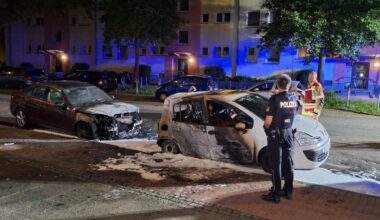 Zwei Autos brennen in Walle – Polizei sucht Verdächtigen