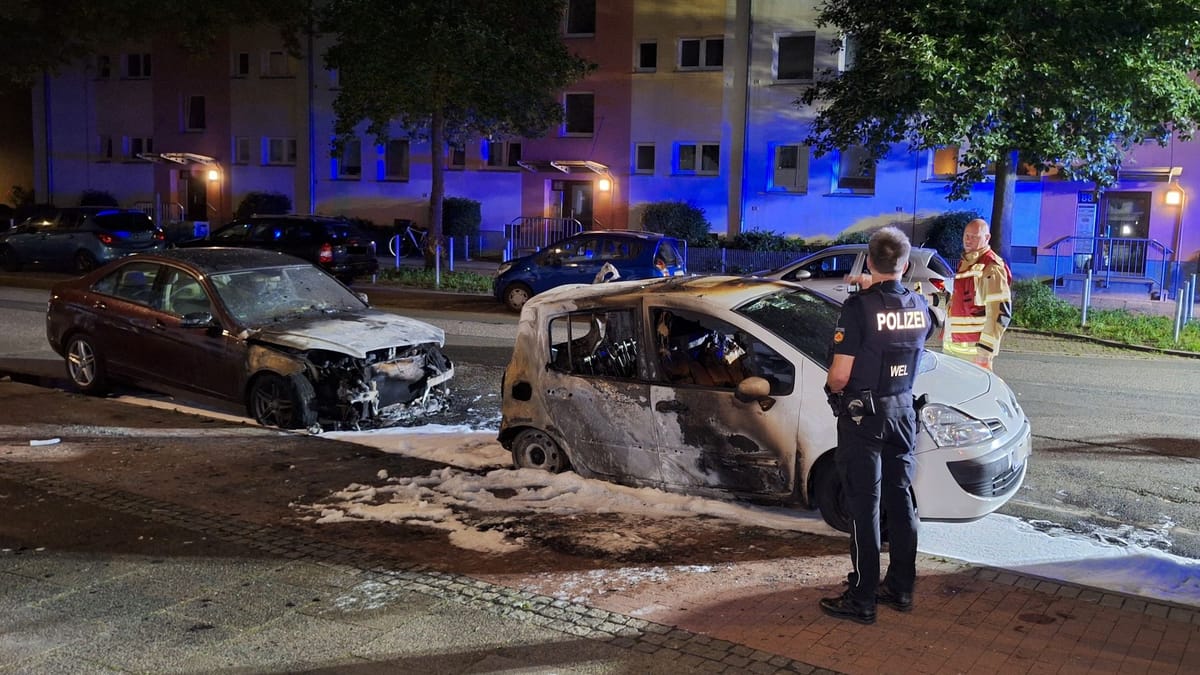 Zwei Autos brennen in Walle – Polizei sucht Verdächtigen