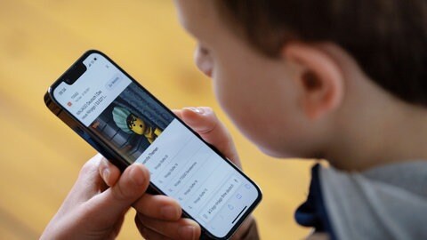 Auch jüngere Kinder im Grundschulater besitzen oft schon ein eigenes Smartphone. Doch die unkontrollierte frühe Nutzung digitaler Medien wird von Experten kritisch gesehen.