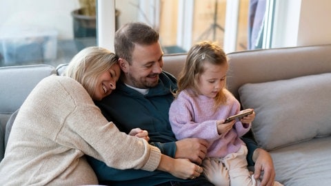 Eltern und andere Erziehungspersonen sollten darauf achten, Kindern möglichst einen verantwortungsvollem Umgang mit digitalen Medien zu vermitteln.