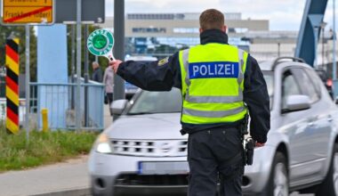 Symbolbild: Die Bundespolizei kontrolliert den Einreiseverkehr am deutsch-polnischen Grenzübergang Stadtbrücke zwischen Frankfurt (Oder) und Slubice am 17.10.2023. (QUelle: picture alliance/dpa/Patrick Pleul)