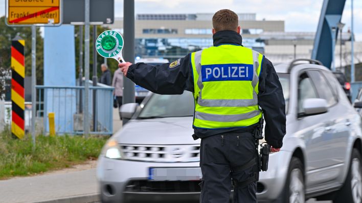 Symbolbild: Die Bundespolizei kontrolliert den Einreiseverkehr am deutsch-polnischen Grenzübergang Stadtbrücke zwischen Frankfurt (Oder) und Slubice am 17.10.2023. (QUelle: picture alliance/dpa/Patrick Pleul)