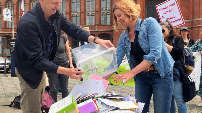Wegen Kürzungen im Sozialbereich wurden über 3.000 Briefe an Kai Wegner übergeben. (Quelle: rbb24/J. Wintermantel)