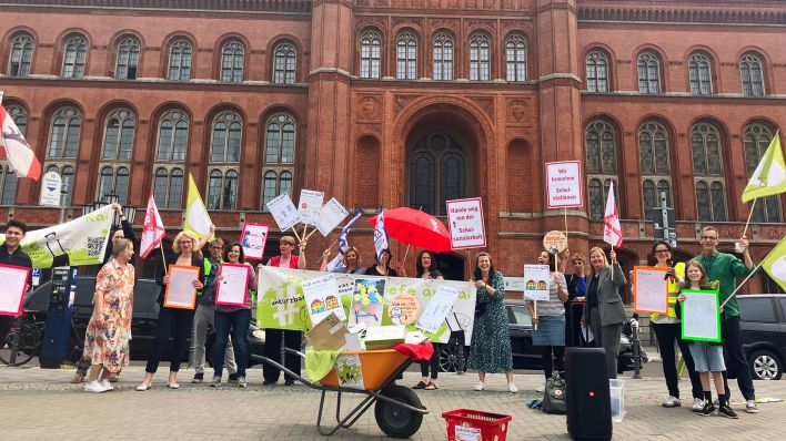 Wegen Kürzungen im Sozialbereich wurden über 3.000 Briefe an Kai Wegner übergeben. (Quelle: rbb24/J. Wintermantel)