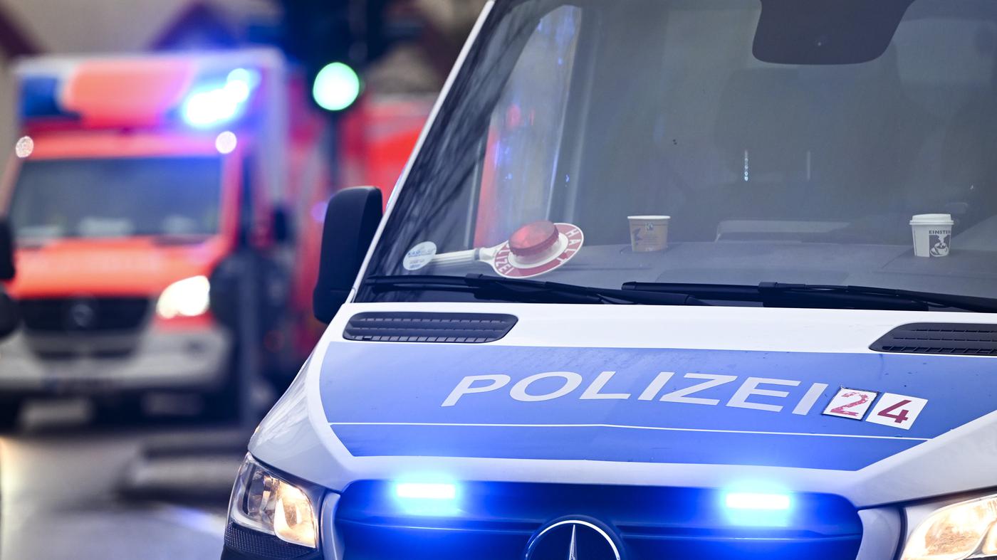 Zwei Gruppen bewerfen sich mit Steinen in Neukölln