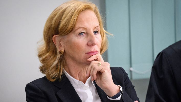 Archivbild: Patricia Schlesinger, ehemalige Intendantin des RBB, sitzt beim Prozess am Landgericht Berlin wo über eine Klage der fristlos entlassenen Ex-Intendantin Schlesinger gegen den öffentlich-rechtlichen Sender RBB verhandelt wird, am 15.01.2025. (Quelle: picture alliance/dpa/Bernd von Jutrczenka)