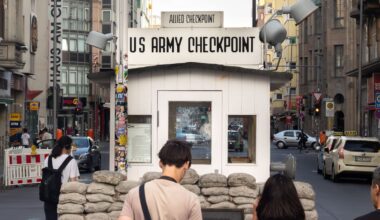 Checkpoint Charlie ist historische Stätte und Touristenmagnet
