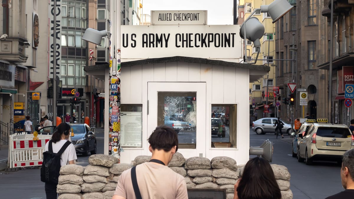 Checkpoint Charlie ist historische Stätte und Touristenmagnet