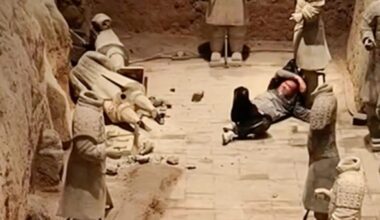 Tourist attackiert chinesische Tonsoldaten und hinterlässt Chaos im Museum - T-Online