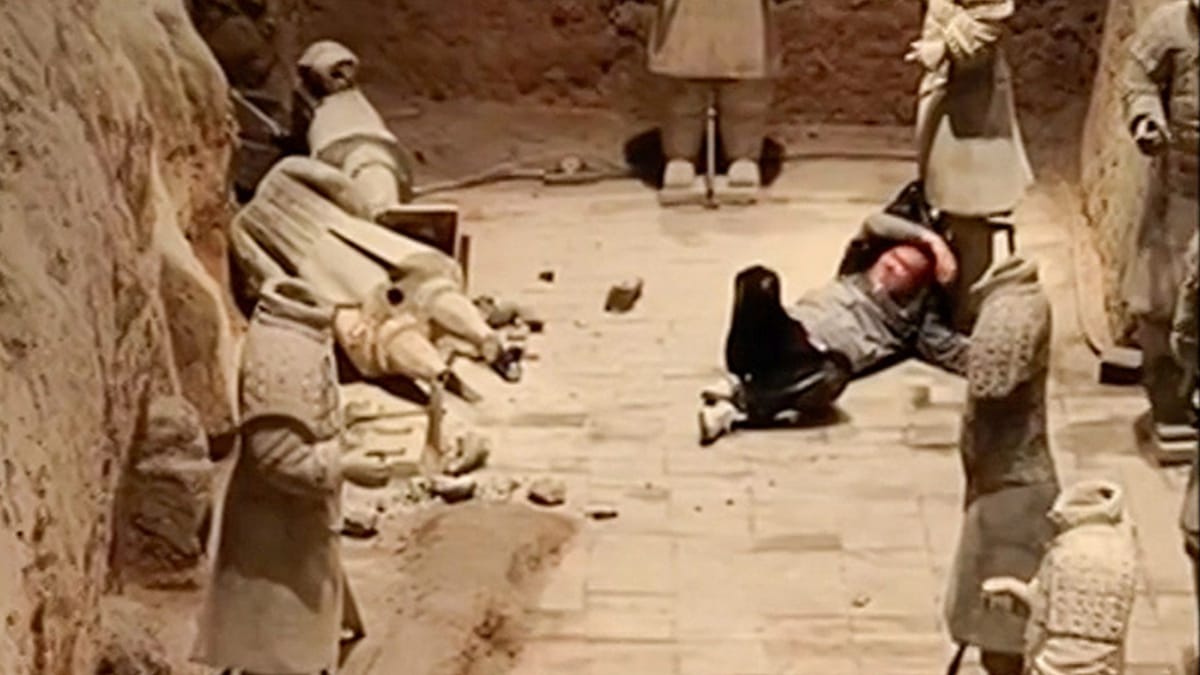 Tourist attackiert chinesische Tonsoldaten und hinterlässt Chaos im Museum - T-Online