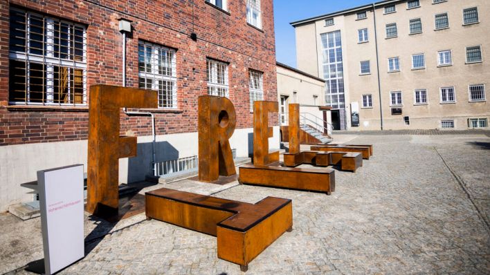 Archivbild: Die Wortskulptur «Freiheit» des Künstlers Hüseydin Arda ist im Rosenhof in der Gedenkstätte Hohenschönhausen vor ihrer Präsentation zu sehen. (Quelle: dpa/Soeder)