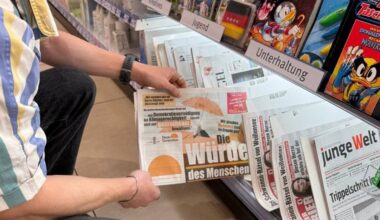 Aktivisten verteilen gefälschte "Bild"-Zeitung in Supermärkten