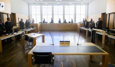 Rezension von Elisa Hovens Roman „Dunkle Momente“