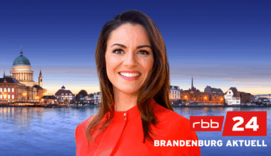 Franziska Maushake vor dem Logo von Brandenburg Aktuell (Quelle: rbb/Thomas Ernst)