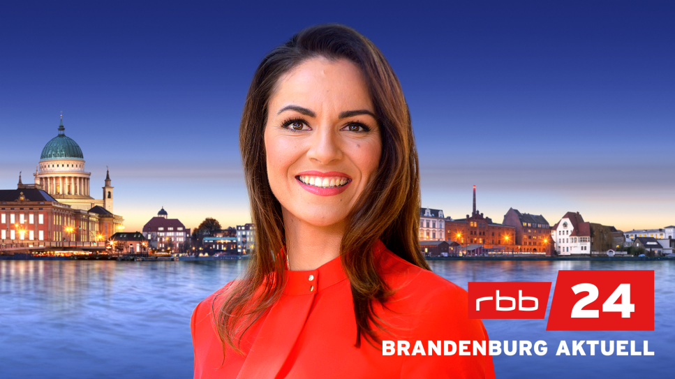 Franziska Maushake vor dem Logo von Brandenburg Aktuell (Quelle: rbb/Thomas Ernst)