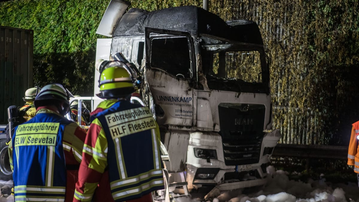 Lkw-Brand auf der A7 – Fahrer rettet sich in letzter Sekunde