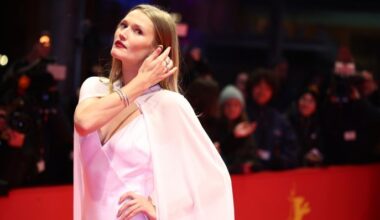 Toni Garrn, Model, steht am Eröffnungsabend der Berlinale auf dem Roten Teppich.