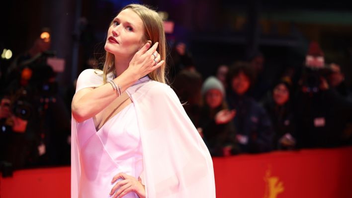 Toni Garrn, Model, steht am Eröffnungsabend der Berlinale auf dem Roten Teppich.