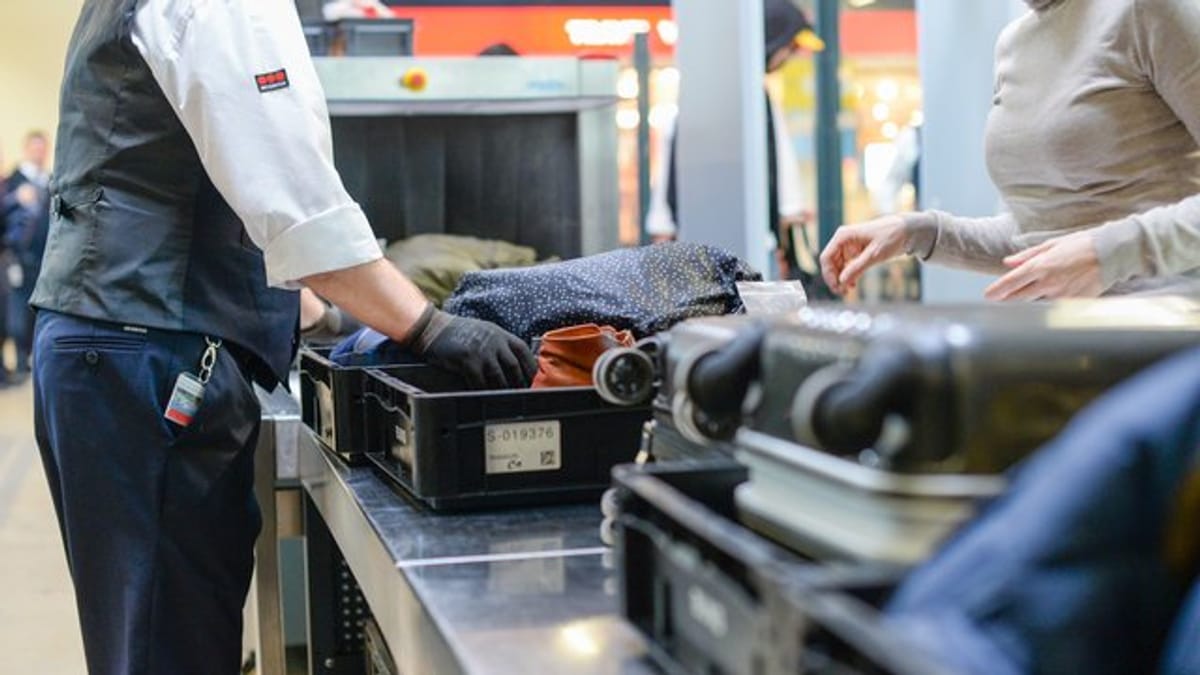 Scherz über Sprengstoff im Rum endet im Polizeieinsatz
