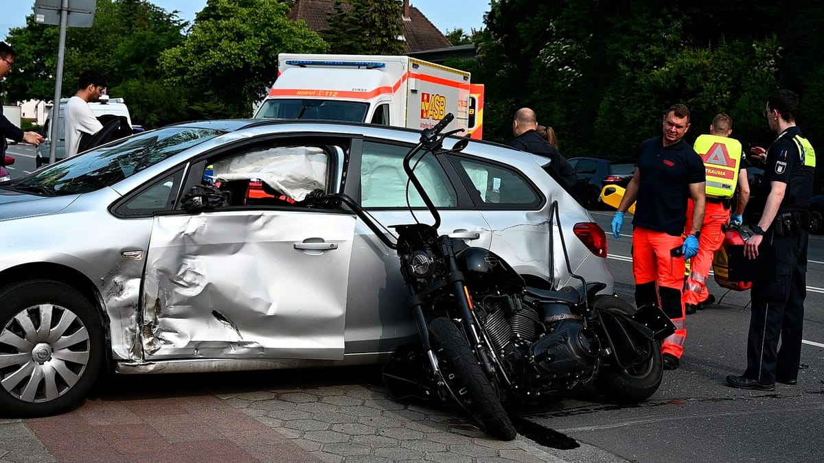 Autofahrerin übersieht Motorrad – Mann in Lebensgefahr