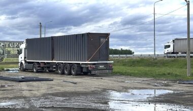 Mit Stöcken und Steinen – russische Trucker versuchten die ukrainischen Drohnen zu stoppen