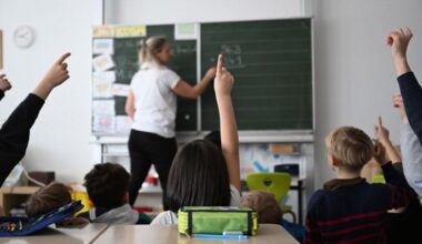 Symbolbild: Lehrerin an der Tafel - Schüler einer Grundschule arbeiten in einem Klassenzimmer an Mathematikaufgaben. (Quelle: dpa/Weißbrod)
