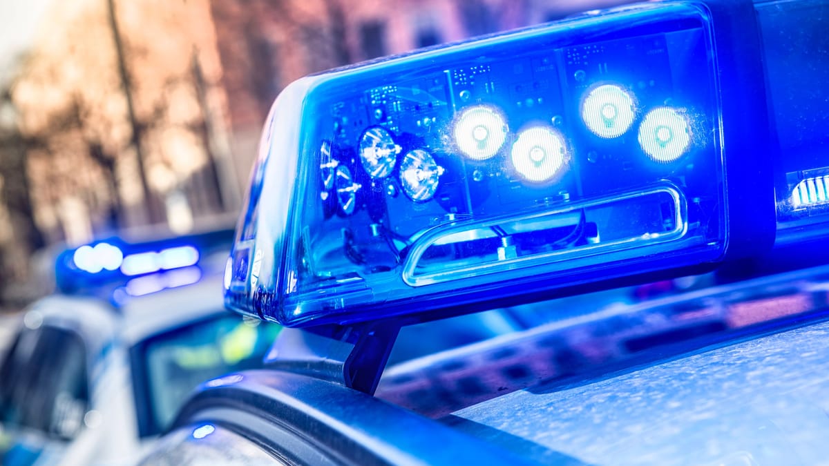 Unbekannte brechen in Tankstelle ein – Polizei sucht Zeugen