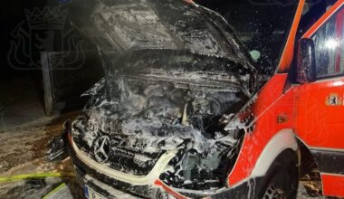 Rettungswagen brennt während Einsatz in Konradshöhe