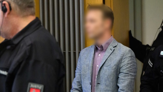 Der Angeklagte Christian B. kommt zu Prozessbeginn in den Gerichtssaal im Landgericht Braunschweig. © dpa-Bildfunk Foto: Julian Stratenschulte