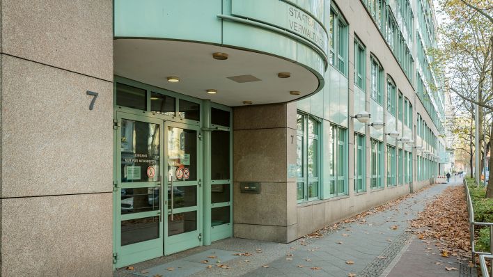 Der Eingang des Verwaltungsgerichts in der Kirchstraße 7 in Berlin-Moabit, aufgenommen am 04.11.2017. (Quelle: Picture Alliance/Dirk Pagels)
