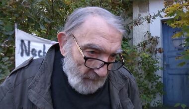 Manfred Moslehner wohnt seit 84 Jahren in einer Siedlung in Tegel, "Kleinkleckersdorf" genannt, und soll im November 2023 sein Haus für eine Modernisierung von Bad und Küche verlassen. (Quelle: rbb)