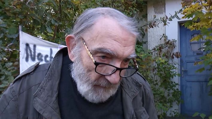 Manfred Moslehner wohnt seit 84 Jahren in einer Siedlung in Tegel, "Kleinkleckersdorf" genannt, und soll im November 2023 sein Haus für eine Modernisierung von Bad und Küche verlassen. (Quelle: rbb)