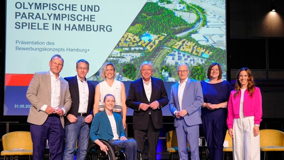 Andy Grote (Senator fuer Inneres und Sport Hamburg), Daniel Guenther (Ministerpraesident Schleswig-Holstein), Laura Ludwig (Beachvolleyball), Edina Mueller (Parakanu), Volker Bouffier (DOSB-Vorstand mit besonderen Aufgaben), Dr. Peter Tschentscher (Erster Buergermeister Hamburg), Katharina Fegebank (Zweite Buergermeisterin Hamburg), Moderatorin Christina Rann © Witters Foto: FrankPeters