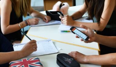 Ein Schüler hält im Unterricht ein Handy in den Händen. (Quelle: dpa/Jens Kalaene)