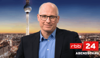 Volker Wieprecht vor dem Logo der Abendschau (Quelle: rbb/Oliver Ziebe)