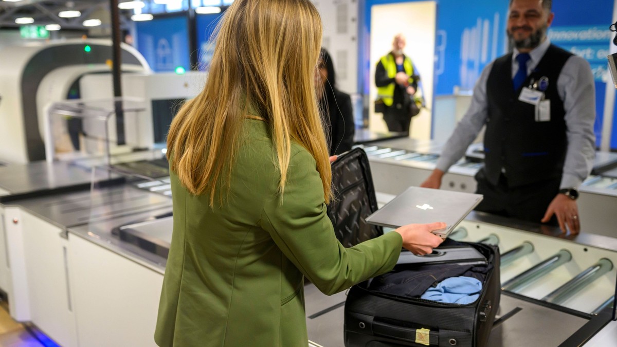 Frau mit Brustprothese bekommt vor Urlaub an Flughafen Probleme