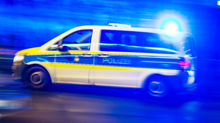 Ein Fahrzeug der Polizei fährt mit Blaulicht. (Quelle: dpa/Hauke Schröder)