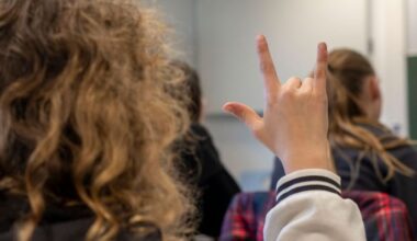 Eine Schülerin zeigt im Unterricht für Gebärdensprache das Zeichen für "I love you". (Quelle: dpa/Evelyn Denich)