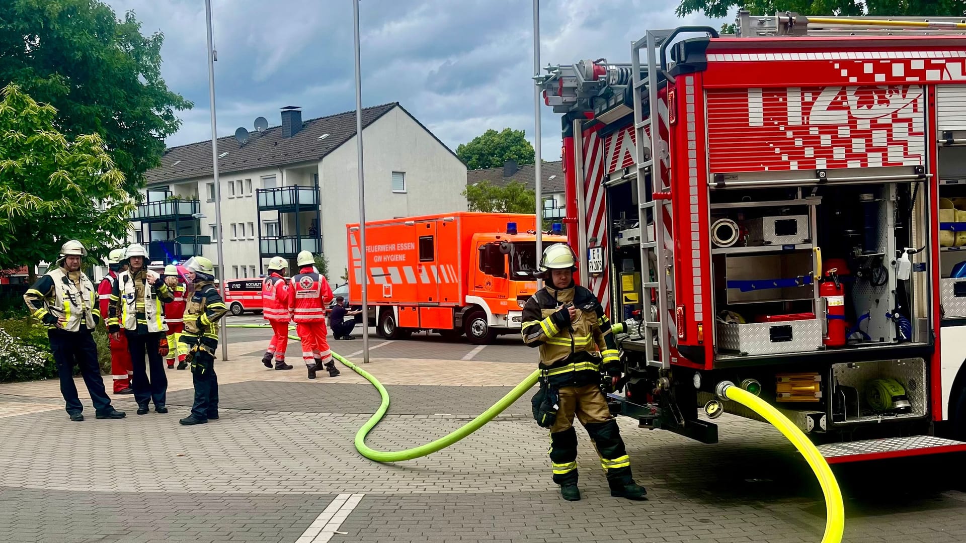 Brand in einer Förderschule in Bedingrade: Die Feuerwehr Essen war mit zwei Löschzügen, Sonderfahrzeugen sowie dem Rettungsdienst im Einsatz.