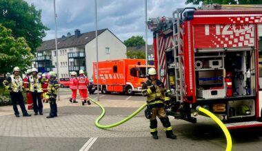 Feuerwehr löscht Brand in Gehörlosenschule