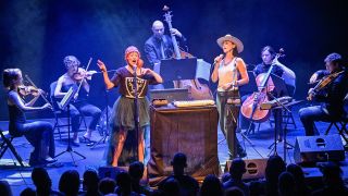 Archivbild: Konzert von CocoRosie am 2. August 2024 in Prag. (Quelle: Picture Alliance/CTK Photo/Vit Simanek)