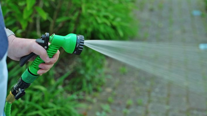 Katrin Eisner aus Woltersdorf gießt ihren Garten.(Quelle:rbb)