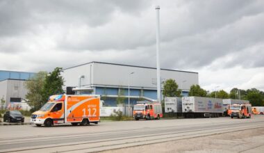 Einsatzkräfte der Feuerwehr löschen einen Brand im Inneren einer Lagerhalle in Berlin Französisch-Buchholz am 06.06.2025. (Quelle: dpa/Jörg Carstensen)
